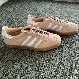 BRAND NEW. Adidas Gazelle Light Brown Suede Sneakers